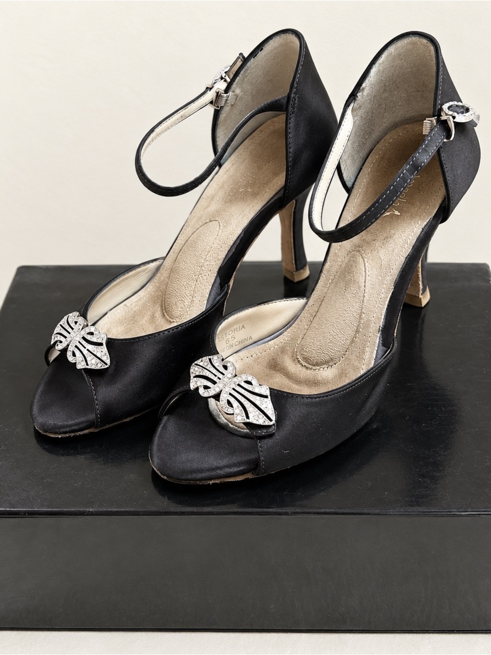 Angela Nuran Astoria Crystal Bow Satin Heels Size 6.5